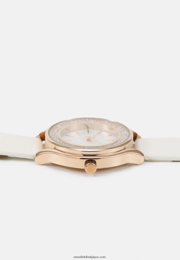 femmes regarder blanc Anna FieldNHH26B2784