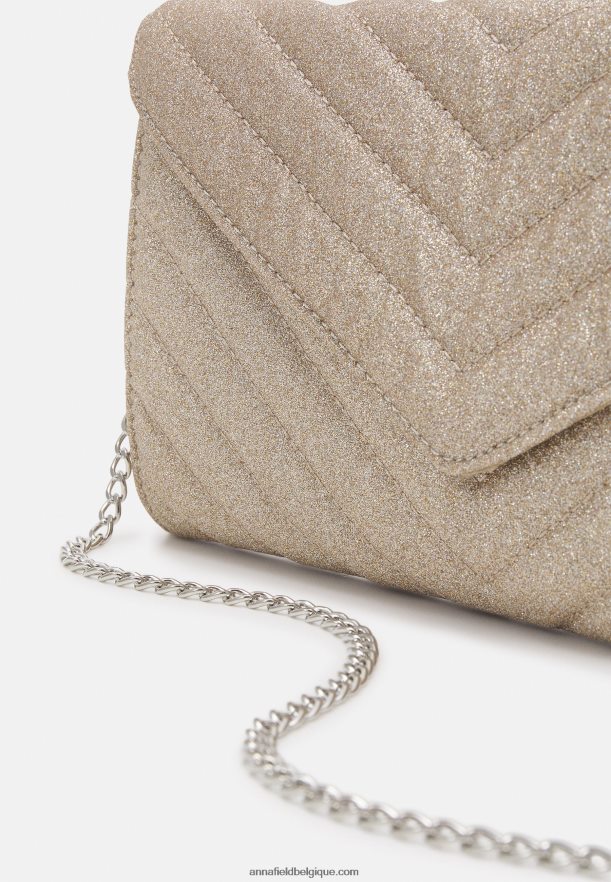 femmes pochette dorée Anna FieldNHH26B2427