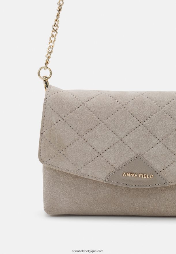 femmes pochette en cuir taupe Anna FieldNHH26B2401
