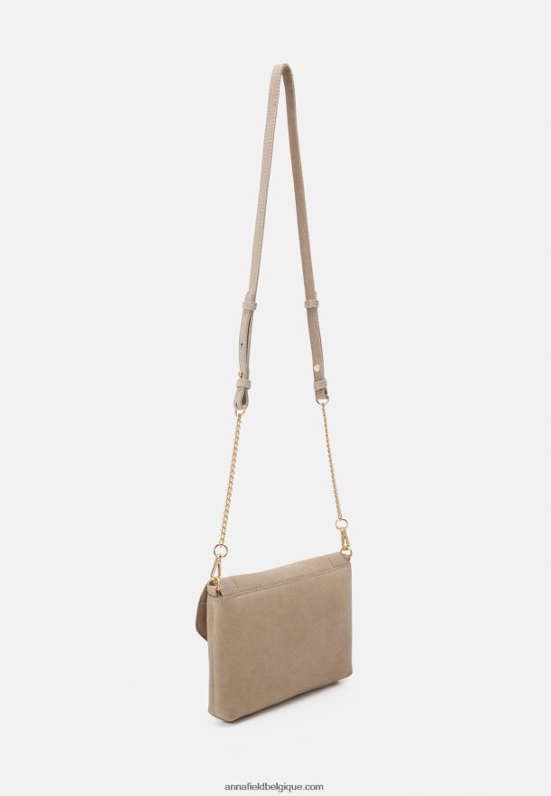 femmes pochette en cuir taupe Anna FieldNHH26B2415