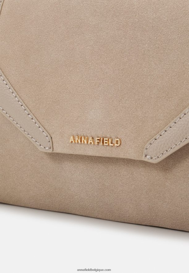 femmes pochette en cuir taupe Anna FieldNHH26B2415
