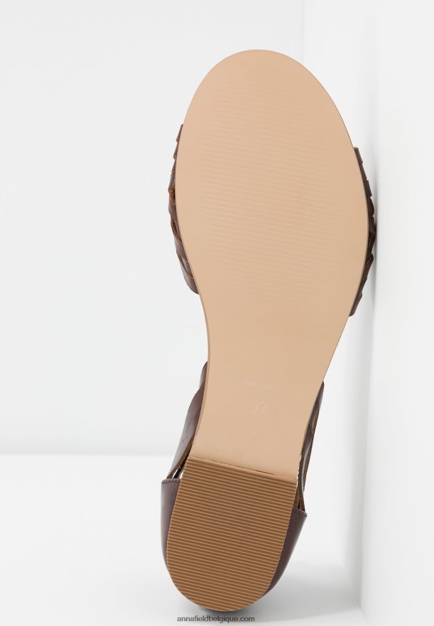 femmes sandales en cuir cognac Anna FieldNHH26B1389