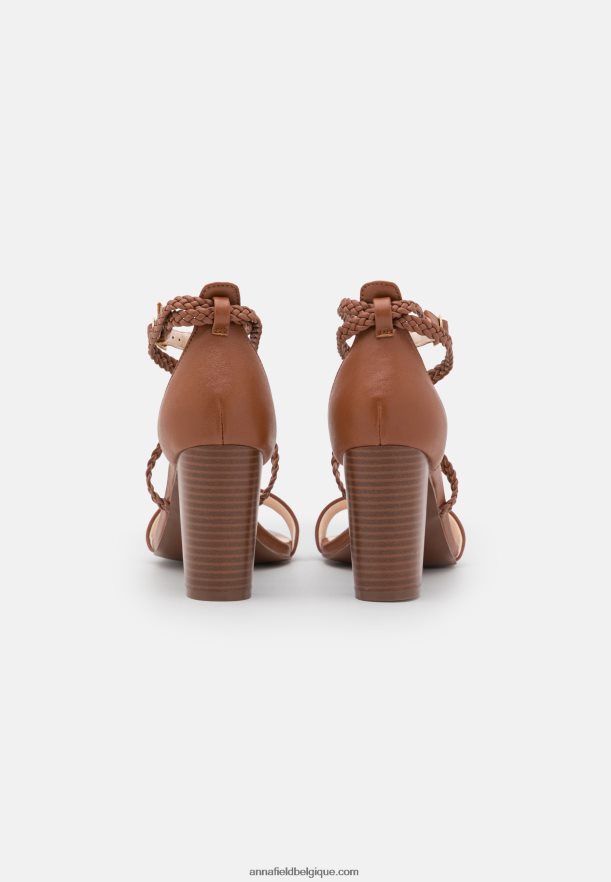 femmes sandales en cuir cognac Anna FieldNHH26B1425