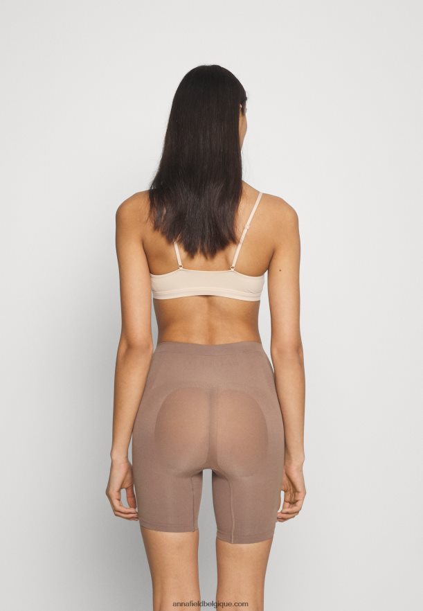 femmes bronzage sculptant Anna FieldNHH26B1032