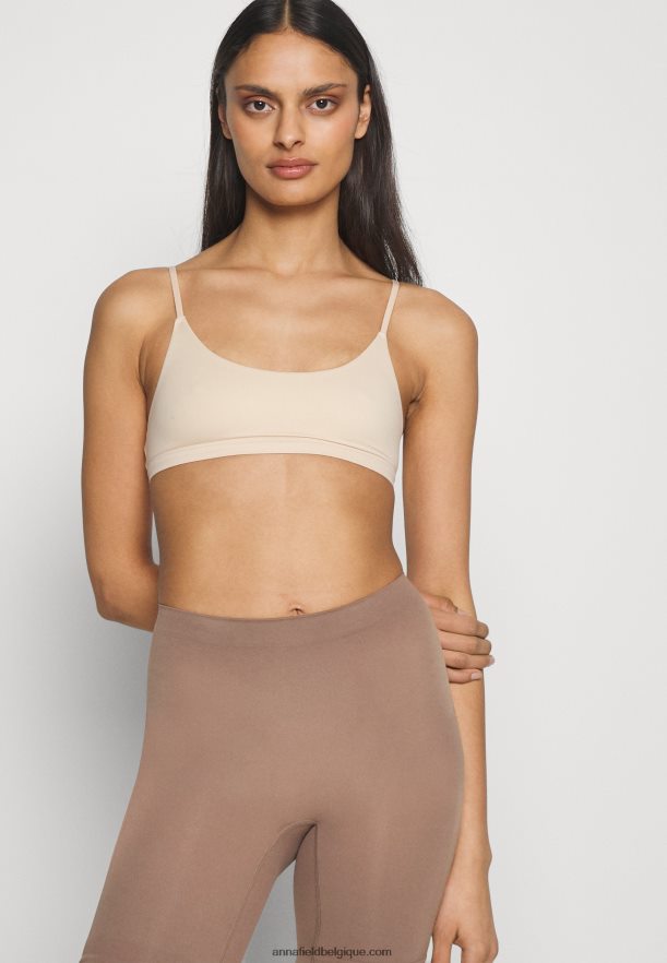 femmes bronzage sculptant Anna FieldNHH26B1032