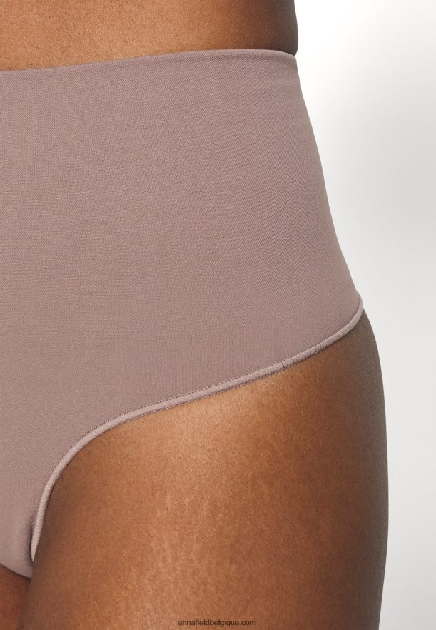 femmes bronzage sculptant Anna FieldNHH26B1037