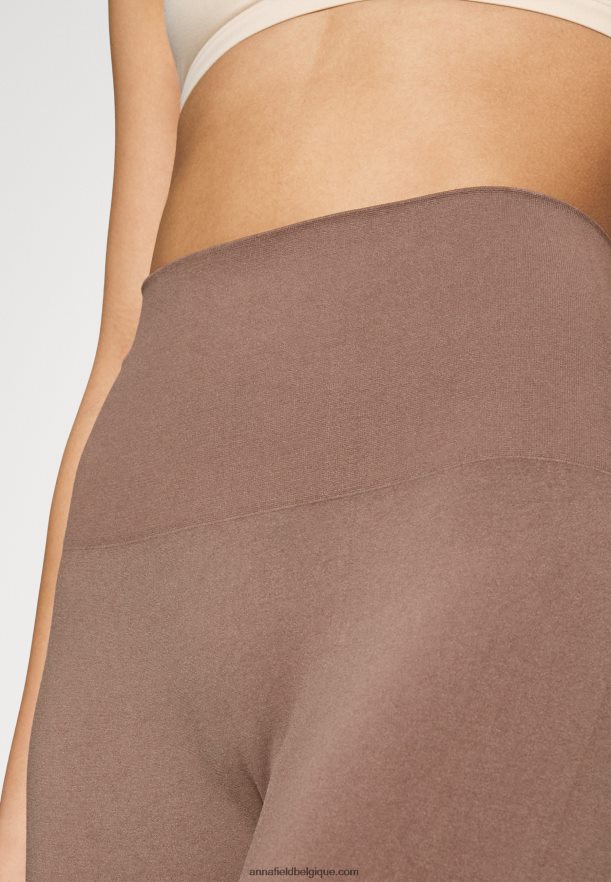 femmes bronzage sculptant fort Anna FieldNHH26B1033